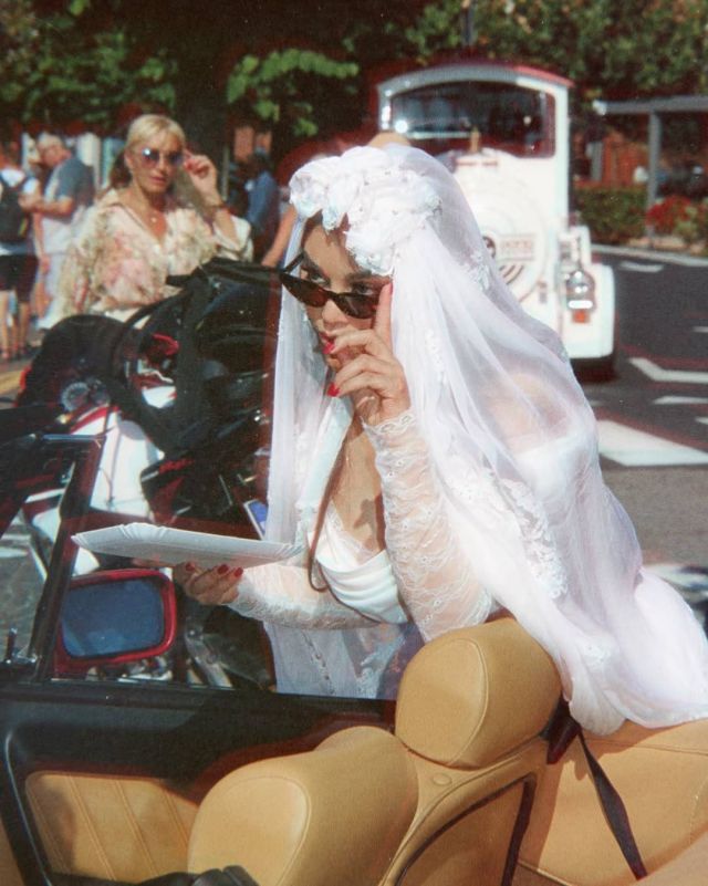 هيفاء وهبي تسير في شوارع إيطاليا بفستان زفاف مبهر (صور)