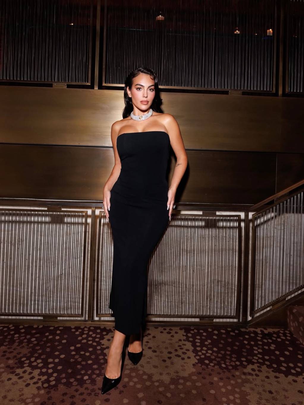 جورجينا رودريغيز فاتنة بفستان أسود ومجوهرات راقية