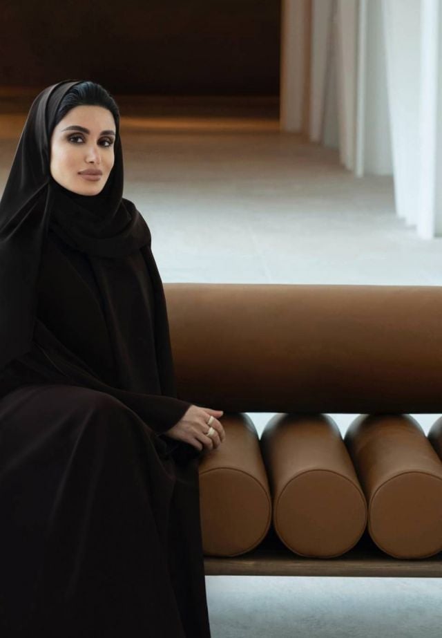 الفنانة الإماراتية ياسمين الملا تصمّم مجموعة من الطوابع التذكارية