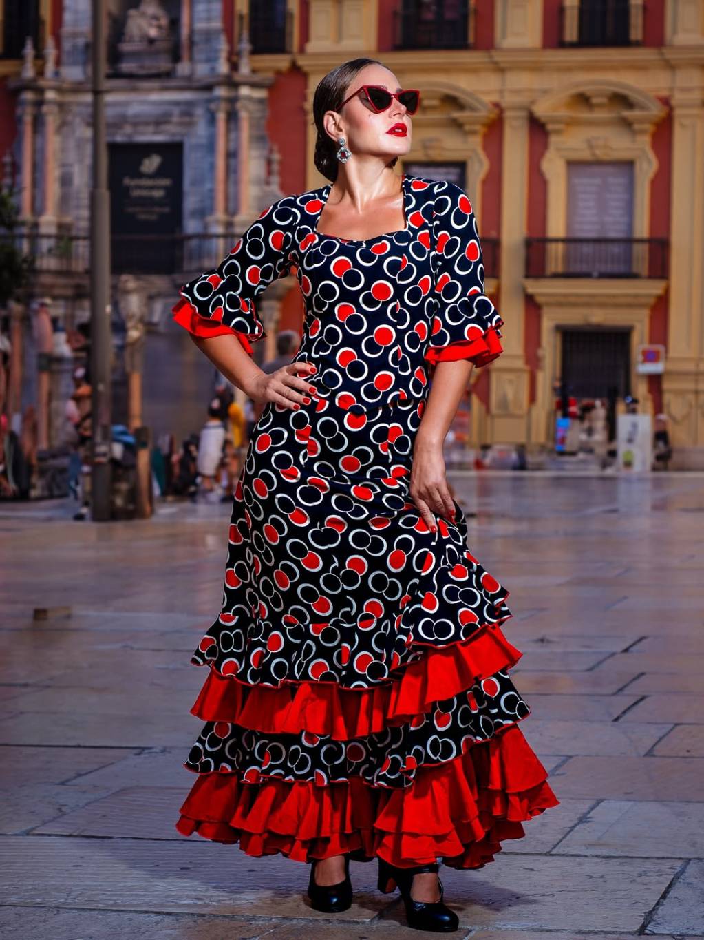 ديما قندلفت تتألق في شوارع اشبيلية بفستان بكشاكش حمراء 