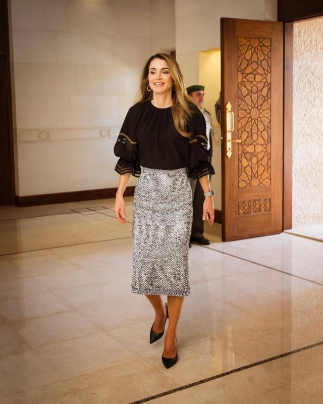 الملكة رانيا بموضة التنورة الميدي 