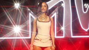 فنانة تحوّل توب كلوديا شيفر من Chanel الى فستان قصير