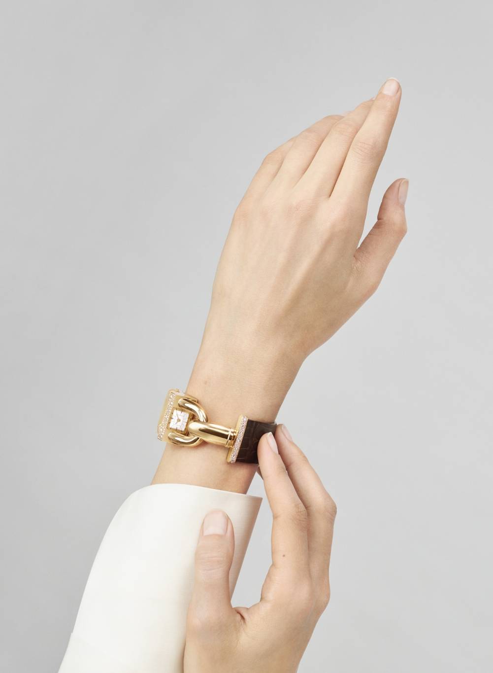 الأناقة والفخامة... الساعات الذهبية تعود بقوة هذا الموسم