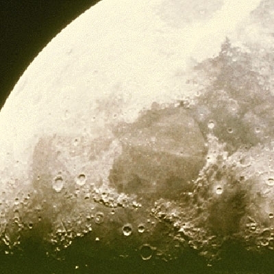 خارج الدنيا الواسعة