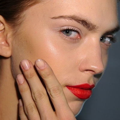 الأحمر... أحمر شفاه هذا الموسم