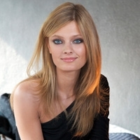 كونستانس جابلونسكي سفيرة Estée Lauder في باريس