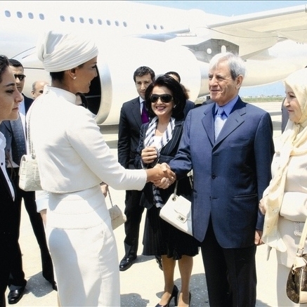 الشيخة موزة عقيلة أمير قطر وضعت الحجر الأساس