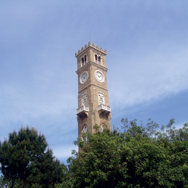 دار فاشرون كونستانتين وساعة البرج في السراي الكبير