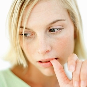 سر العيون اللامعة والبشرة المتوهجة