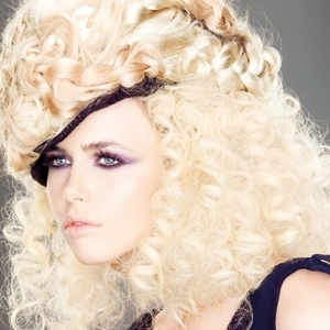 الأشقر الجميل