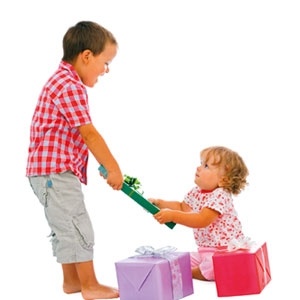 الطفل السعيد والهدايا الكثيرة... 