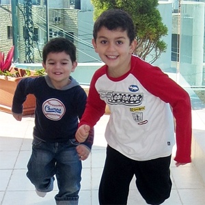 عندما يغار الأخ الصغير من الأخ الكبير !