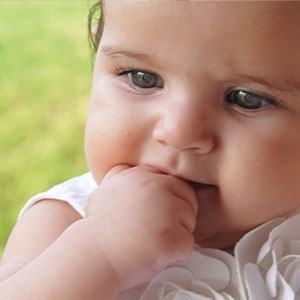 كالين عازار: البيئة الاجتماعية هي التي تعزز إما انفتاح الطفل أو انزواءه