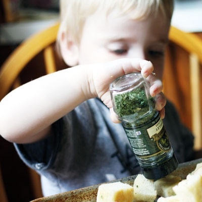 المطبخ معقل الأخطار على الطفل...