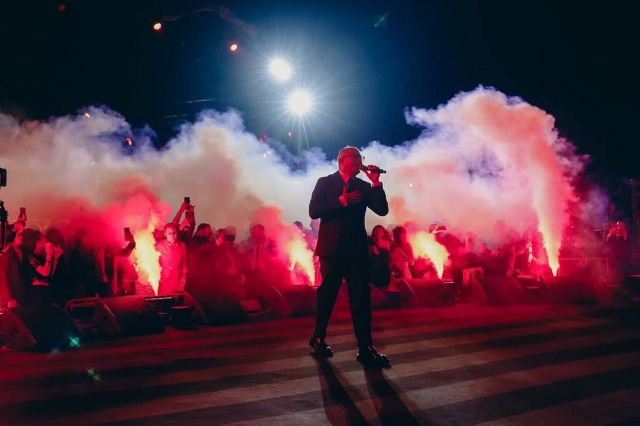 عمرو دياب وسط الألعاب النارية