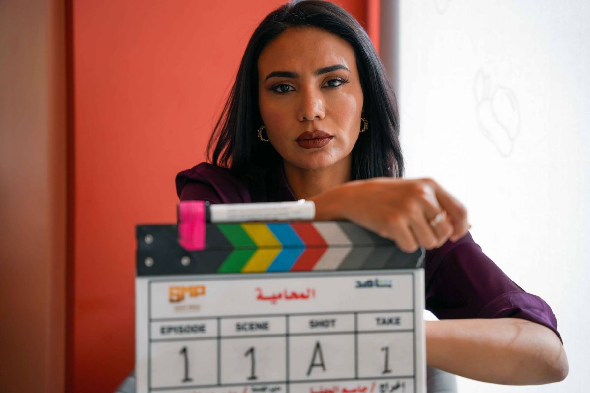 لبنى عبد العزيز تنتصر لقضايا المرأة في 