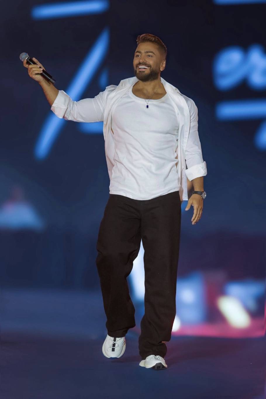 تامر حسني بمبادرة إنسانية مع طفلة في مطعمه الجديد (فيديو)