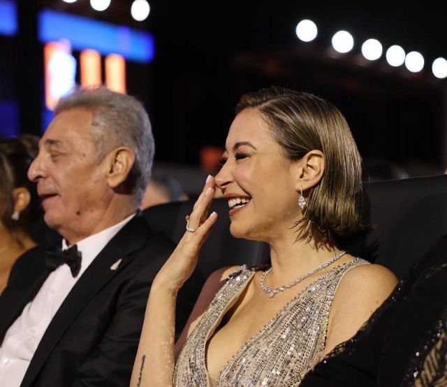 منة شلبي برسالة مؤثرة لحظة تكريمها في الجونة (فيديو)