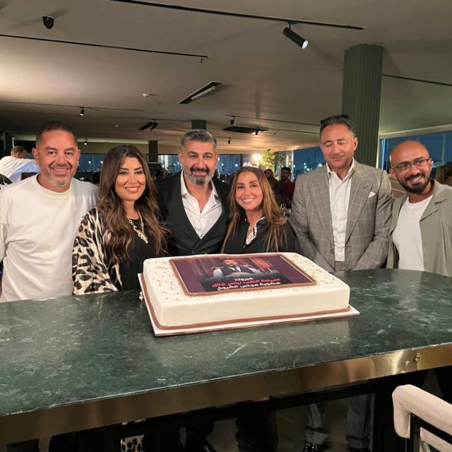 آيتن عامر تحتفل مع صنّاع المسلسل بياسر جلال