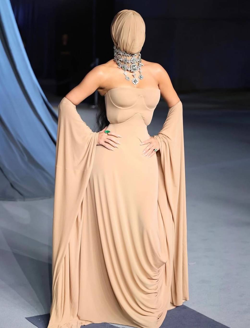 كيم كارداشيان بإطلالة غير مألوفة... أرادت أن تصبح تمثالاً في المتحف