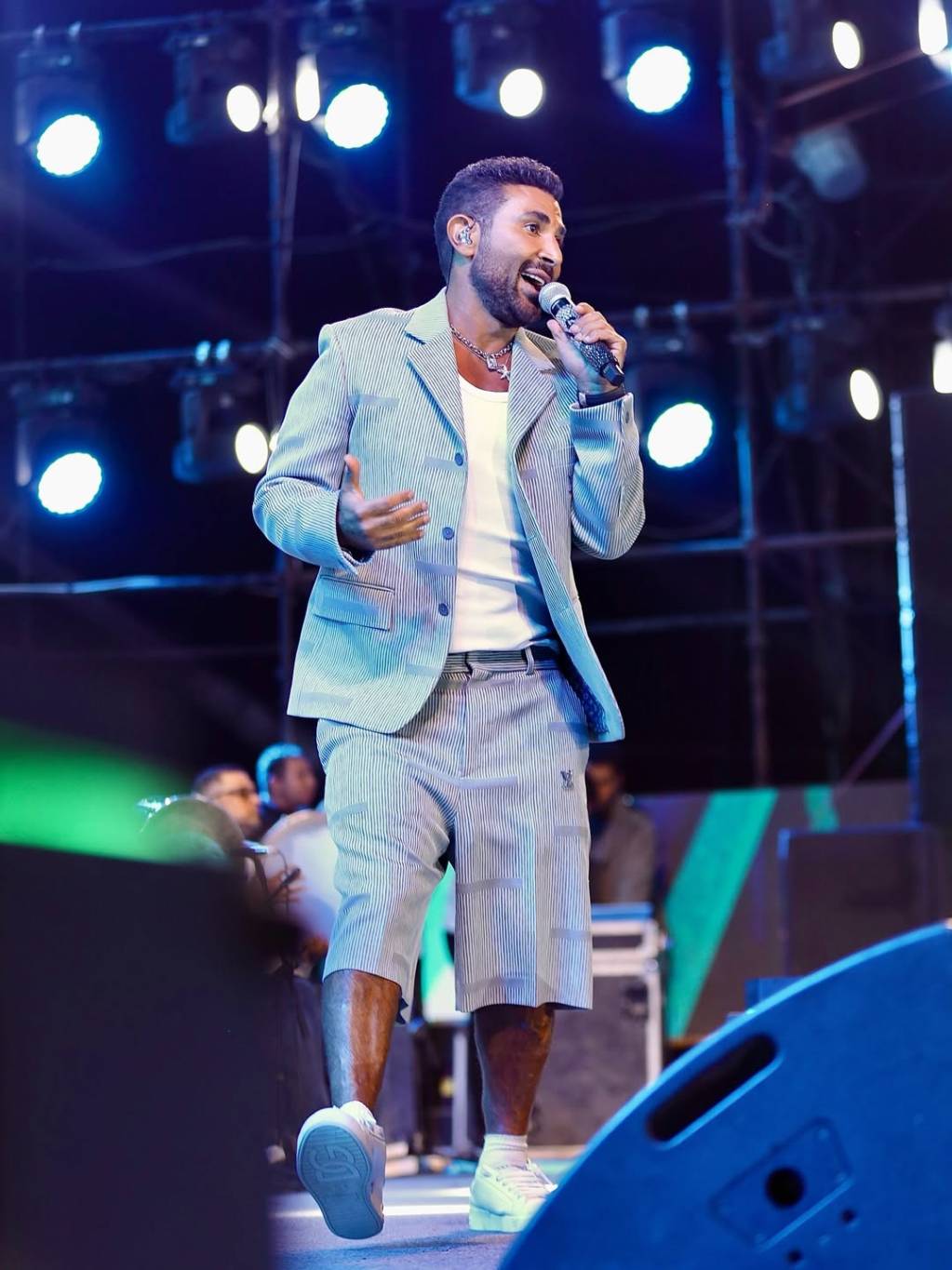 أحمد سعد يحذّر جمهوره من الاستماع لأغنيته الجديدة (فيديو)