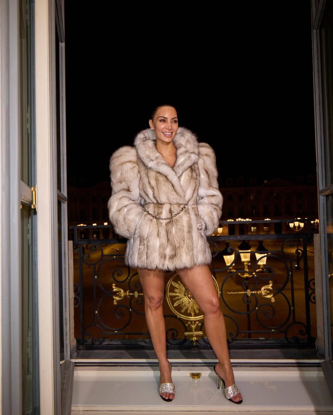 كيم كارداشيان بمعطف من الفرو بدون بنطال في حفل ليوناردو دي كابريو الخاص