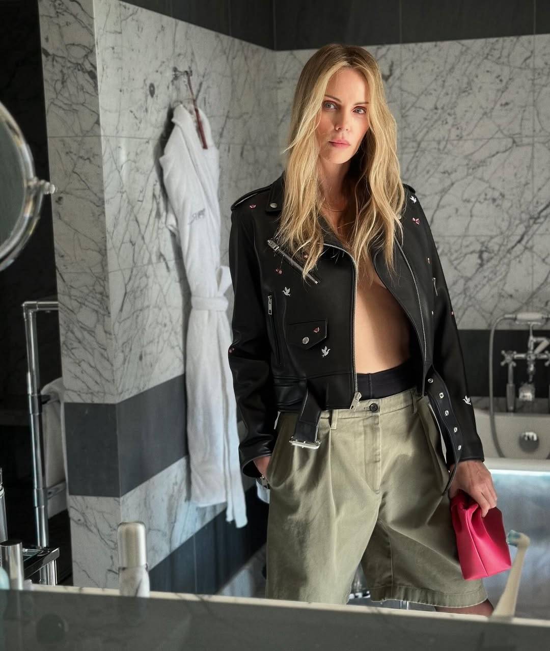 تشارليز ثيرون تكتفي بسترة جلدية وتتجاهل جوني ديب أمام العالم (فيديو)