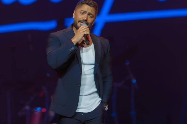 تامر حسني بذراع مصابة في موقف إنساني (فيديو)