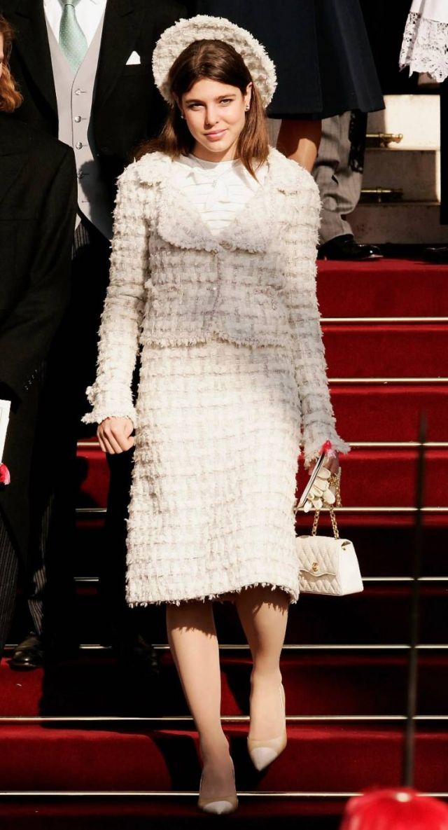 ابنة الأميرة كارولين، شارلوت كاسيراغي، تبدو أنيقة في بدلة شانيل مع حقيبة متناسقة في احتفالات اليوم الوطني في كاتدرائية موناكو في عام 2005