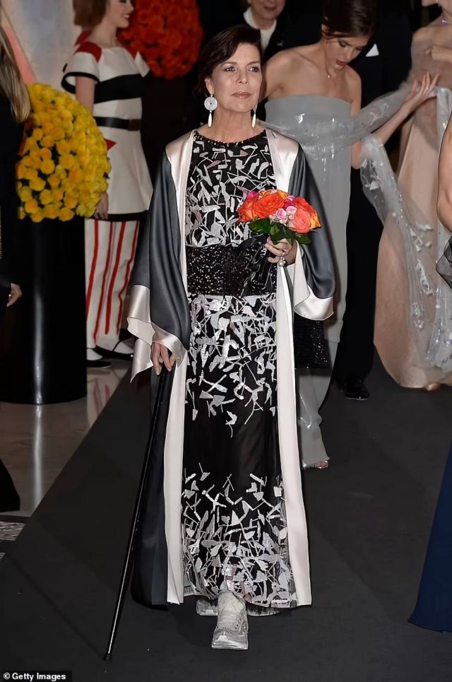 ارتدت كارولين فستانها من تصميم شانيل مع حذاء رياضي من شانيل في حفل روز بول عام 2014