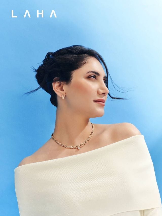 ● أقراط Chance Infinie من الذهب الوردي والماس، عقد Chance Infinie Crazy 8 من الذهب الوردي والماس من FRED
● فستان من NÓRA
