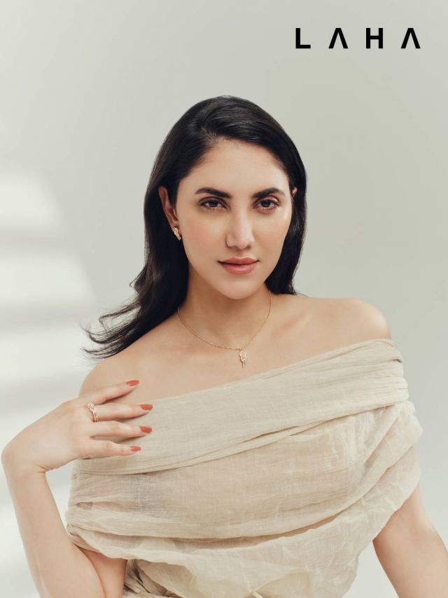 ● أقراط وعقد Chance Infinie من الذهب الأبيض والماس من FRED
● Bodice  وتنورة من NÓRA