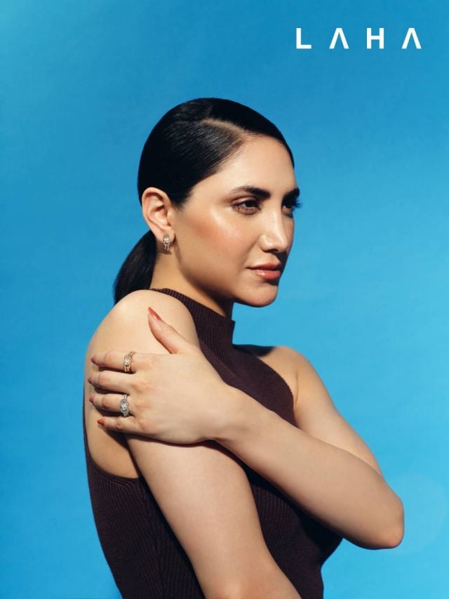 ● أقراط وعقد Chance Infinie من الذهب الوردي والماس وحجرة وسطية، خاتم Chance Infinie من الذهب الأبيض والماس وحجرة وسطية من FRED
● فستان من NÓRA