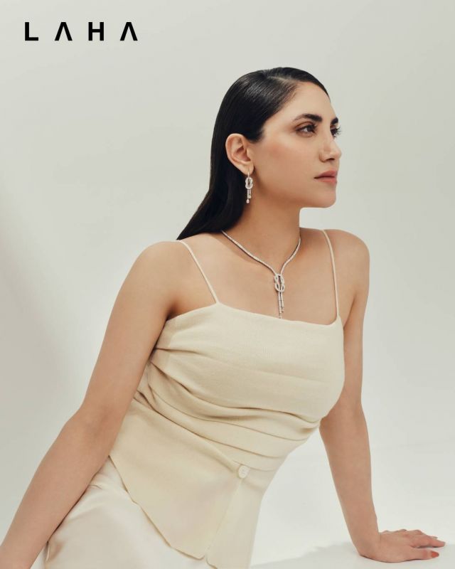 ● أقراط وعقد Chance Infinie من الذهب الأبيض والماس من FRED
● Bodice  وتنورة من NÓRA