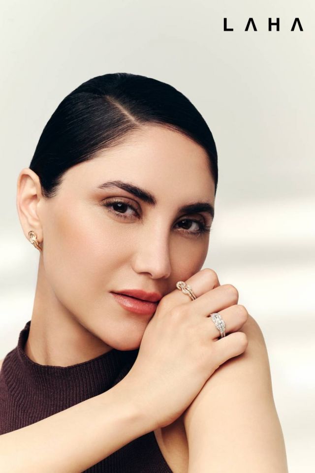 ● أقراط وخاتم Chance Infinie من الذهب الوردي والماس وحجرة وسطية، خاتم Chance Infinie من الذهب الأبيض والماس وحجرة وسطية من FRED
● فستان من NÓRA