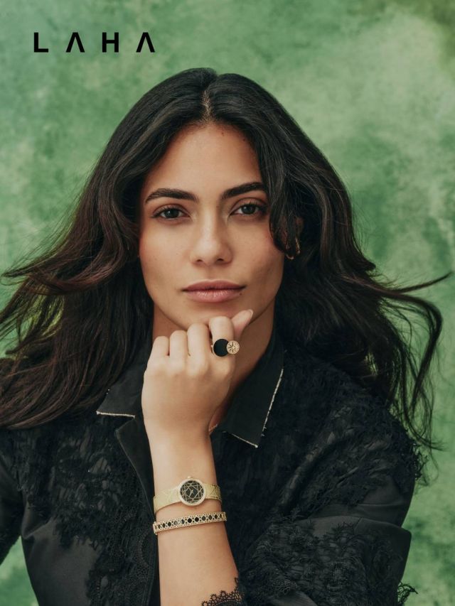 أقرط My Dior من الذهب الأصفر، خاتم Rose Des Vents من الذهب الوردي والماس والأونيكس، سوار My Dior من الذهب الأصفر واللاكر الأسود من Dior Fine Jewellery، وساعة  La D My Dior بحركة كوارتز، الذهب، اللاكر الأسود والماس من Dior Timepieces 