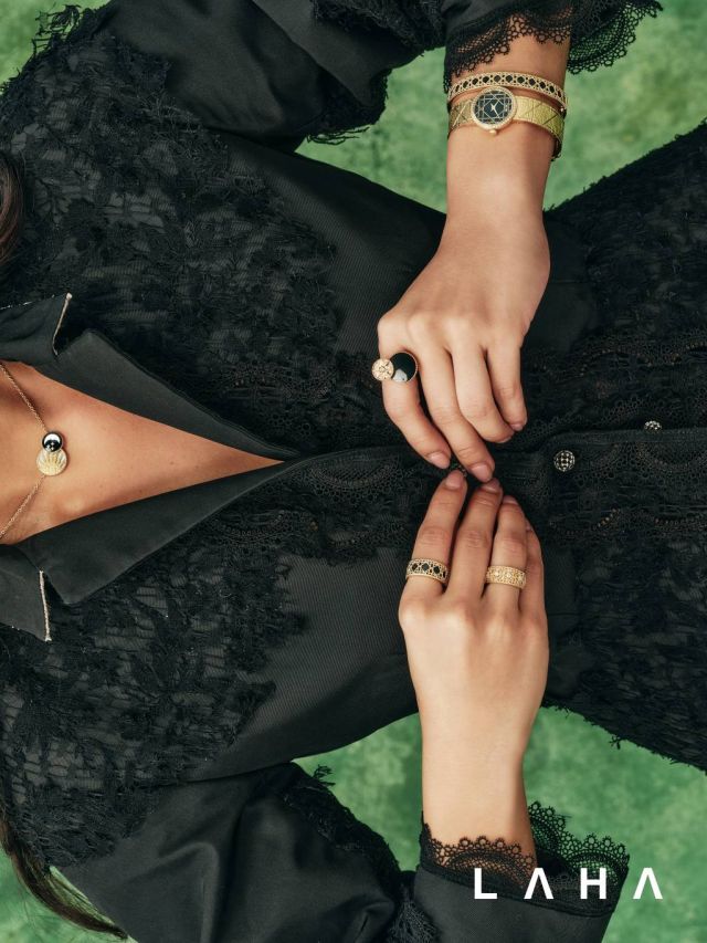 عقد Rose Des Vents من الذهب الأصفر، البلاتينوم، الماس، عرق اللؤلؤ والأونيكس، خاتم وسوار My Dior من الذهب الأصفر واللاكر الأسود، خاتم My Dior من الذهب الأصفر والماس، خاتم Rose Des Vents من الذهب الوردي، الماس والأونيكس من Dior Fine Jewellery، وساعة La D My Dior بحركة كوارتز، الذهب، اللاكر الأسود والماس من Dior Timepieces 