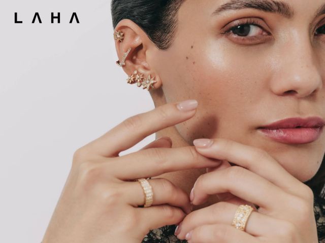 أقراط  Rose Des Vents من الذهب الوردي والماس، قرط Bois De Rose من الذهب الأصفر والماس، أقراط Étoile Des Vents من الذهب الوردي والماس، خاتم Gem Dior من الذهب الأصفر والماس، وخاتم My Dior من الذهب الأصفر والماس من Dior Fine Jewellery 