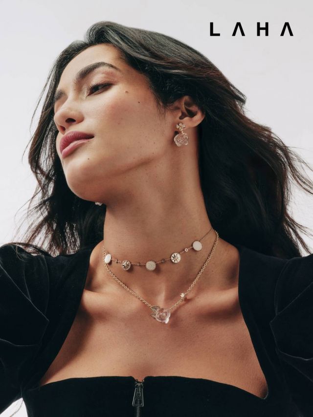 أقراط وعقدRose Dior Pré Catelan  من الذهب الوردي والكوارتز الزهري والماس، وعقد قصير Rose Céleste من الذهب الوردي، عرق اللؤلؤ والماس من Dior Fine Jewellery