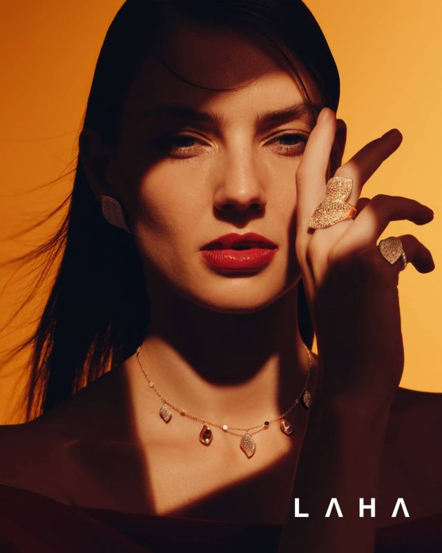 ● أقراط من مجموعة Aleluia من الذهب الوردي عيار 18 قيراطاً، الألماس الأبيض 0.74ct والذهبي 4.48ct من Pasquale Bruni
● عقد من مجموعة Aleluia بمناسبة Ahmed Seddiqi 75th Anniversary Limited Edition Piece مصنوع من الذهب الوردي ومرصّع بألماس أبيض من Pasquale Bruni
● خواتم من مجموعة Aleluia من الذهب الوردي عيار 18 قيراطاً، الألماس الأبيض 0.89ct والذهبي 4.16ct من Pasquale Bruni