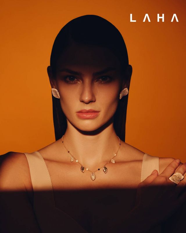 ● أقراط من مجموعة Aleluia من الذهب الوردي عيار 18 قيراطاً، الألماس الأبيض 0.74ct والذهبي 4.48ct من Pasquale Bruni
● عقد من مجموعة Aleluia بمناسبة Ahmed Seddiqi 75th Anniversary Limited Edition Piece مصنوع من الذهب الوردي ومرصّع بألماس أبيض من Pasquale Bruni
● خواتم من مجموعة Aleluia من الذهب الوردي عيار 18 قيراطاً، الألماس الأبيض 0.89ct والذهبي 4.16ct من Pasquale Bruni