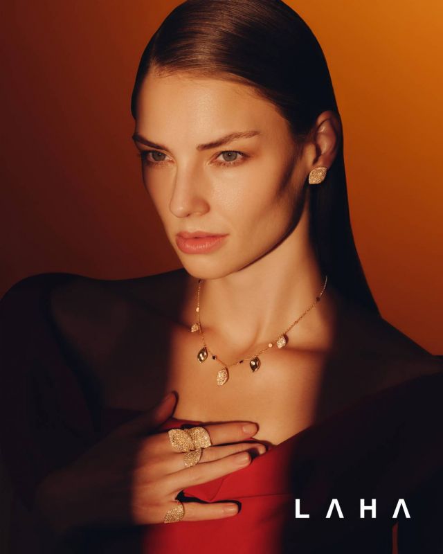 ● أقراط من مجموعة Aleluia من الذهب الوردي عيار 18 قيراطاً، الألماس الأبيض 0.74ct والذهبي 4.48ct من Pasquale Bruni
● عقد من مجموعة Aleluia بمناسبة Ahmed Seddiqi 75th Anniversary Limited Edition Piece مصنوع من الذهب الوردي ومرصّع بألماس أبيض من Pasquale Bruni
● خواتم من مجموعة Aleluia من الذهب الوردي عيار 18 قيراطاً، الألماس الأبيض 0.89ct والذهبي 4.16ct من Pasquale Bruni