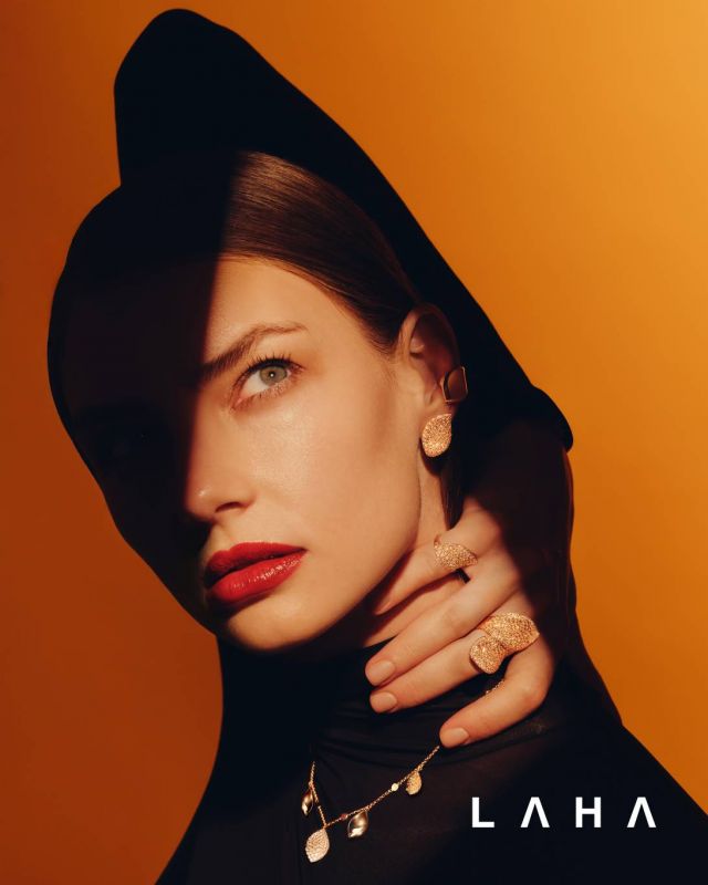 ● أقراط من مجموعة Aleluia من الذهب الوردي عيار 18 قيراطاً، الألماس الأبيض 0.74ct والذهبي 4.48ct من Pasquale Bruni
● عقد من مجموعة Aleluia بمناسبة Ahmed Seddiqi 75th Anniversary Limited Edition Piece مصنوع من الذهب الوردي ومرصّع بألماس أبيض من Pasquale Bruni
● خواتم من مجموعة Aleluia من الذهب الوردي عيار 18 قيراطاً، الألماس الأبيض 0.89ct والذهبي 4.16ct من Pasquale Bruni