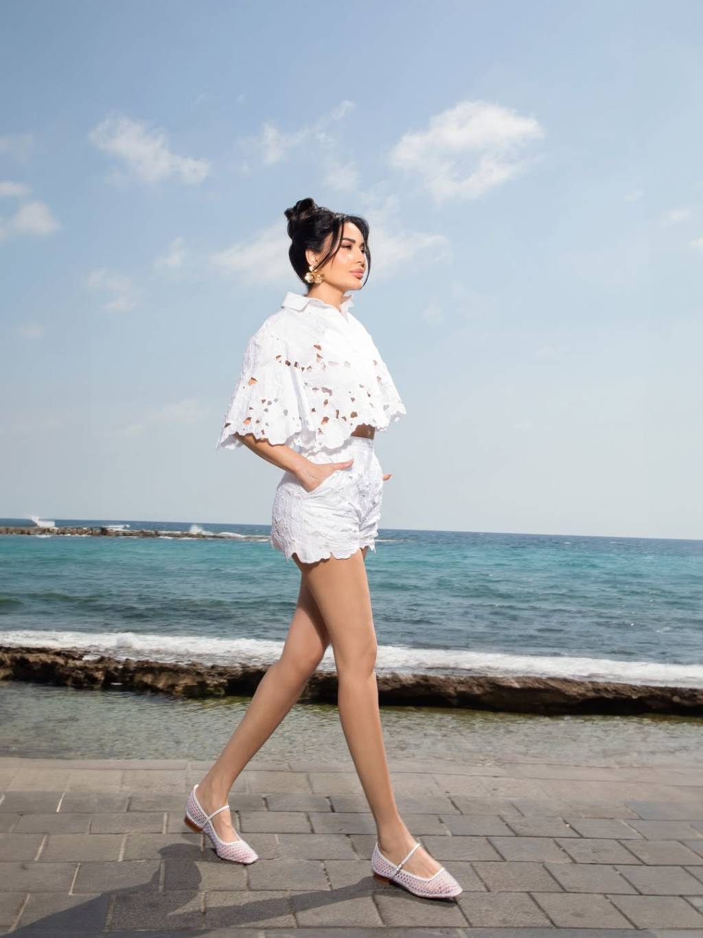 سيرين عبد النور تحبس الأنفاس بالأبيض المخرّم