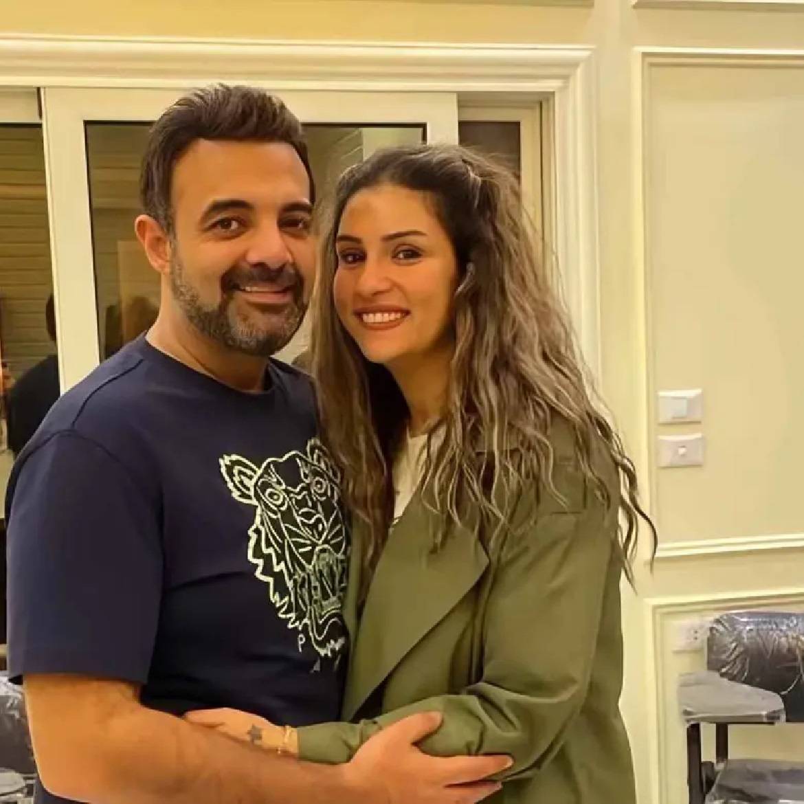 عمرو محمود ياسين يكشف تطورات حالة زوجته الصحية