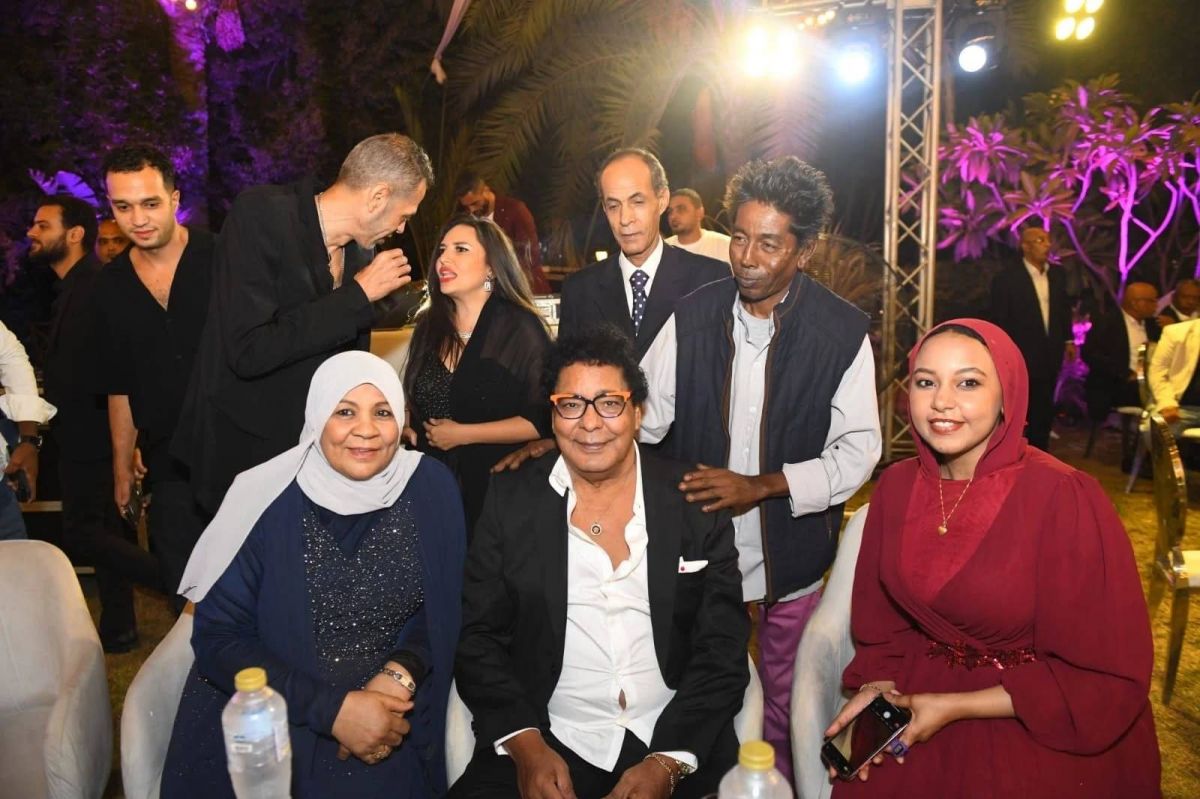 محمد منير يطل على الجمهور في زفاف إبنة شقيقته (صور)