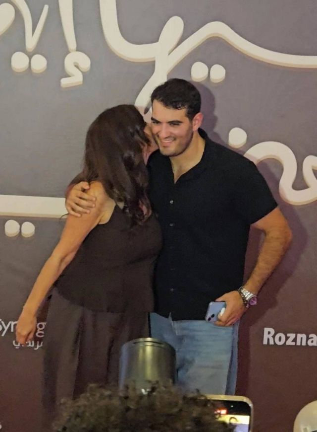 غادة عادل تقبّل نجلها في العرض الخاص للفيلم