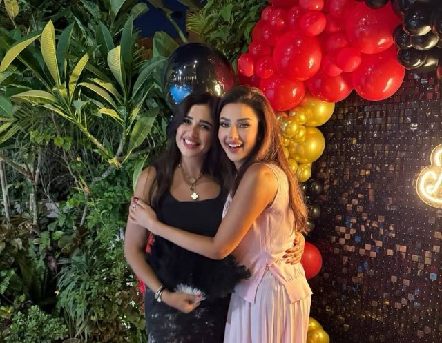 ياسمين عبد العزيز مع رضوى الشربيني