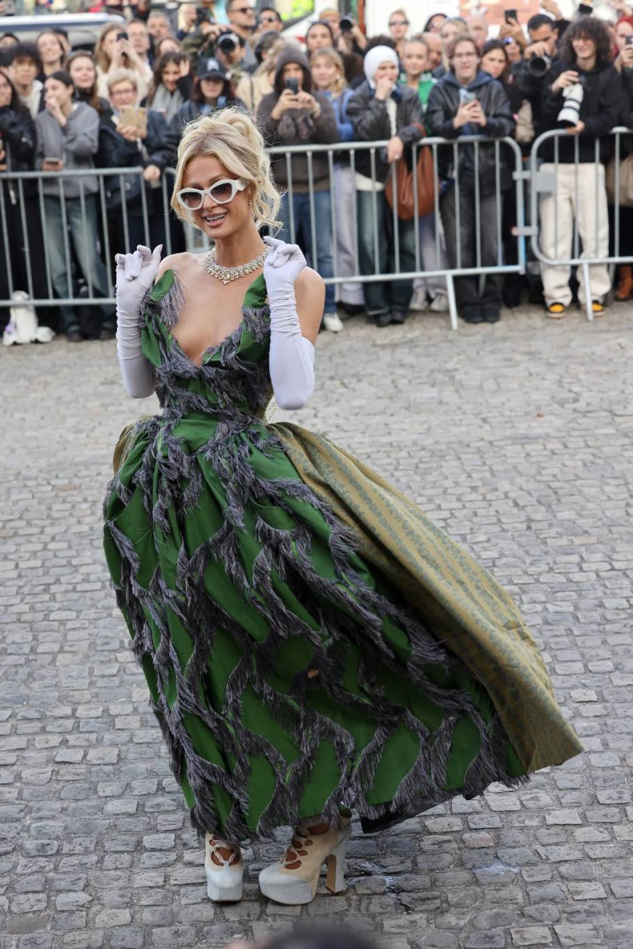 باريس هيلتون بإطلالة درامية في باريس