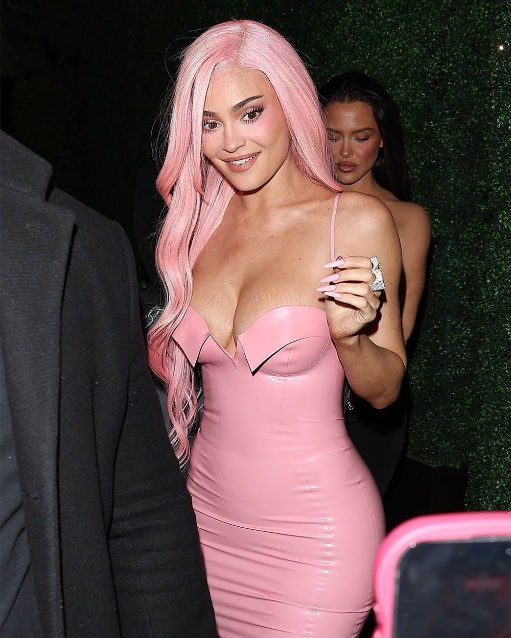 كايلي جينر تُطلق لون شعرها الزهري النيون مع فستان لاتكس منسدل